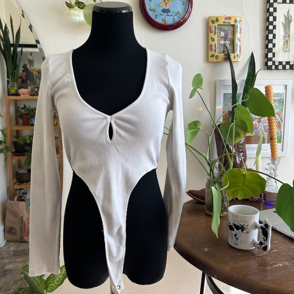 ALOHAS White Cotton Bodysuit- Perfect for spring!